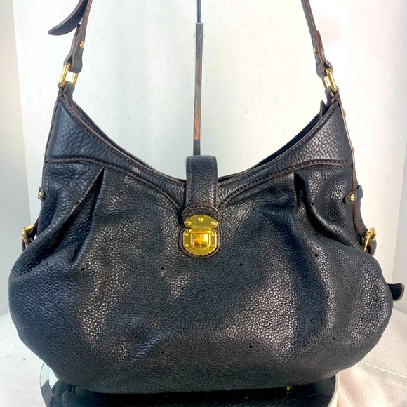 Louis Vuitton Handbags - FLASH SALE🔥🔥EXCELLENT CONDITION LOUIS VUITTON MAHINA CROSSBODY W/COA💗💗💗